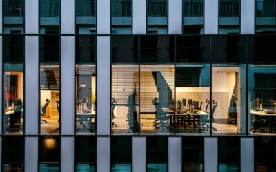 Stralend glas in je kantoor, zo pak je hoge ramen professioneel aan